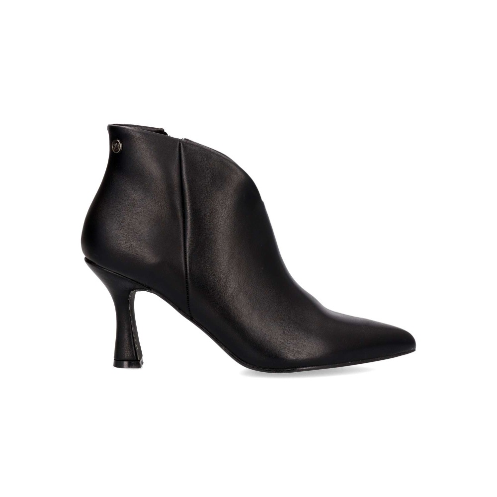 BUONAROTTI Botín corto tacón y puntera fina